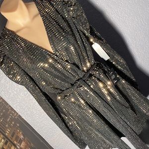 LULU’S - NWT - shorts romper: lined black l/s V-neck w gold sequins, belt - XL